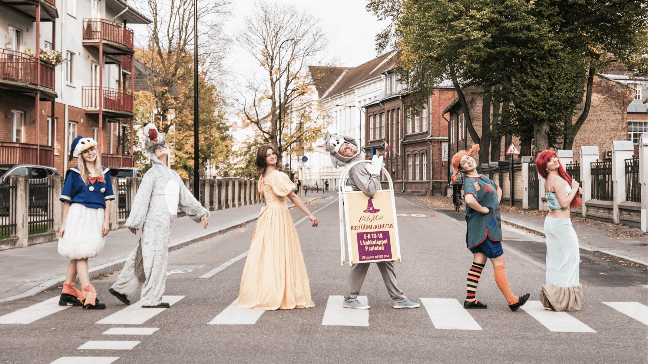 kostüümides inimesed vanemuise tänava ülekäigul